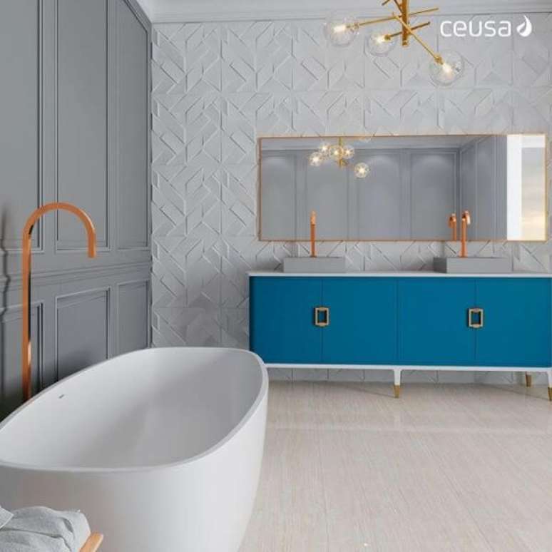 63. Banheiro retro branco com gabinete azul e detalhes em dourado – Foto Ceusa