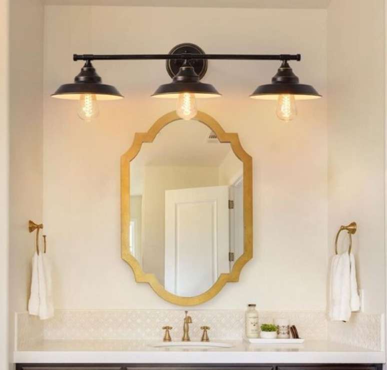 17. Decoração de banheiro retro com espelho dourado e torneira da mesma cor – Foto DHGAte