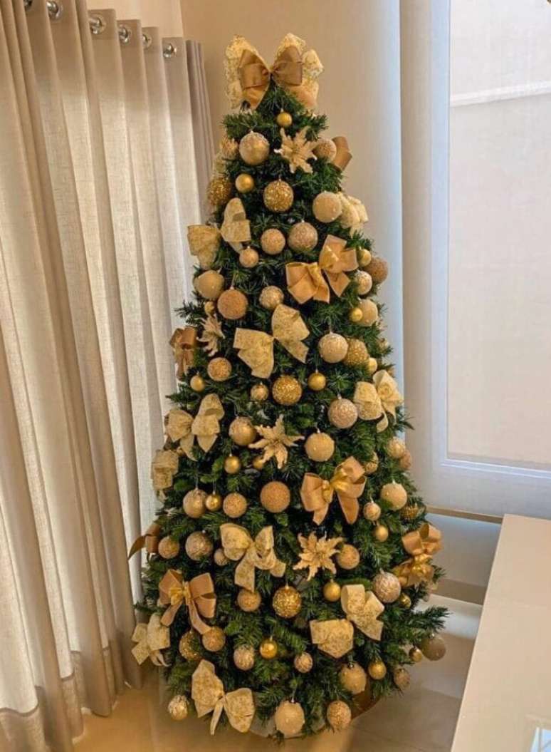 61. Sala com laços para árvore de natal bege e dourado – Foto Doce e Festa