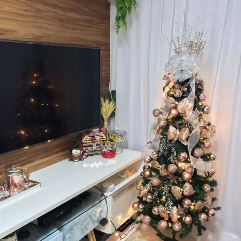 68. Sala pequena com laços para árvore de natal na decoração – Foto Cafofo 304