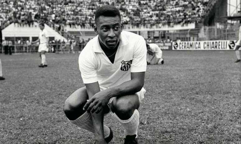 Entre os objetos que foram a leilão está uma camisa do Santos autografada por Pelé Foto: Divulgação / Santos FC