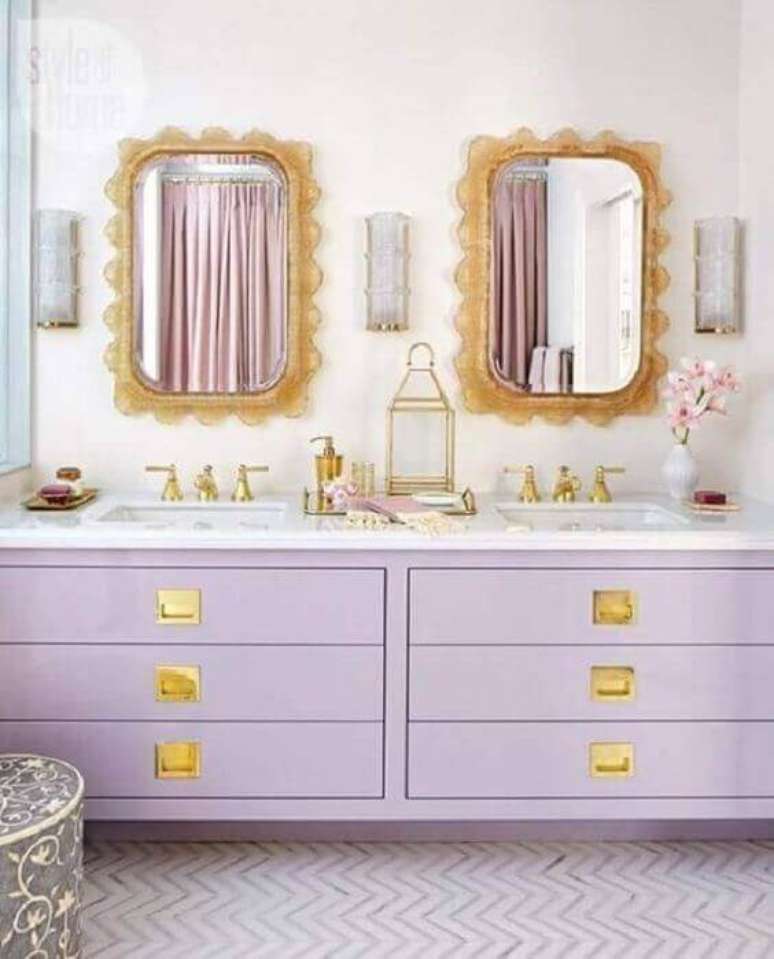 5. Banheiro retro com gabinete na cor lavanda e detalhes em dourado – Foto Decor Home Ideias