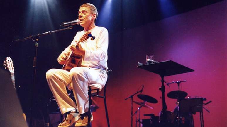 Chico Buarque no palco; escritor e compositor foi autor de canções simbólicas da ditadura