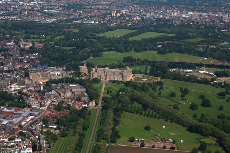 Os aviões que pousam em Heathrow sobrevoam regularmente Windsor