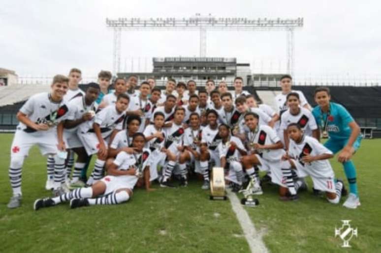 Meninos da colina com a taça na Colina (Foto: Rafael Ribeiro/Vasco)