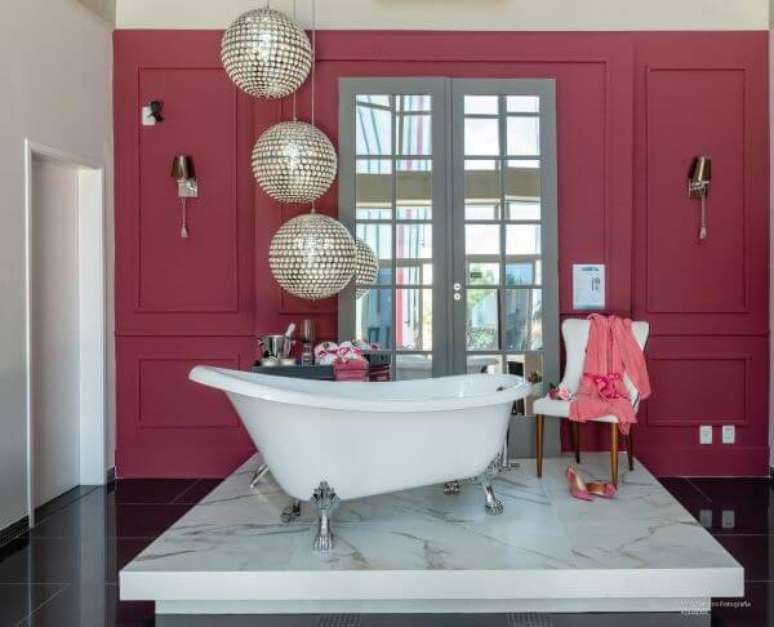 39. Banheiro retr&ocirc; com parede banheira branca &ndash; Foto Arquitetura Patricia Bonadia