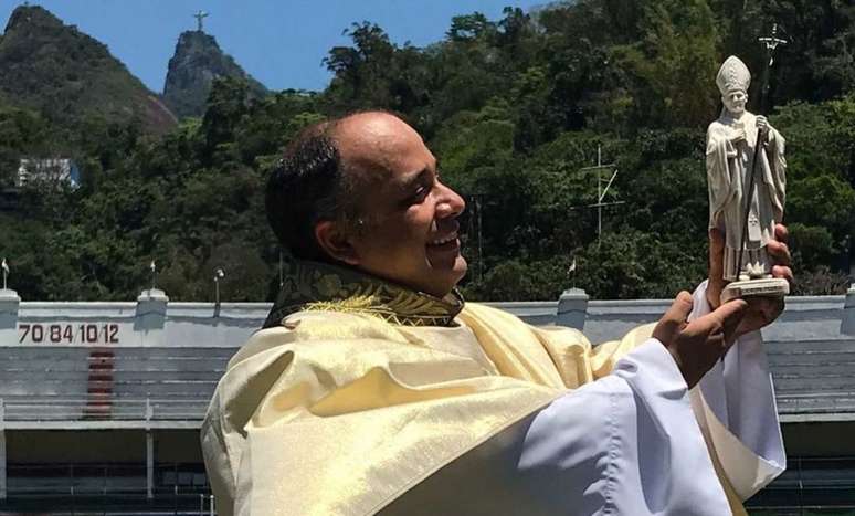 Padre Omar Raposo celebrou a missa em homenagem ao Papa João Paulo II, padroeiro do Fluminense(Foto: Divulgação)