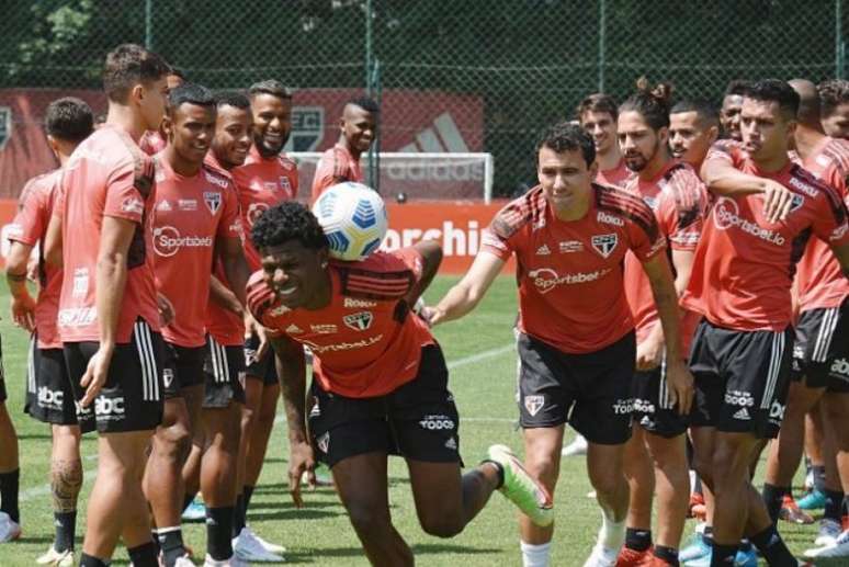 Arboleda recebeu o 'carinho' dos jogadores do São Paulo pelo seu aniversário (Foto: Twitter/São Paulo)