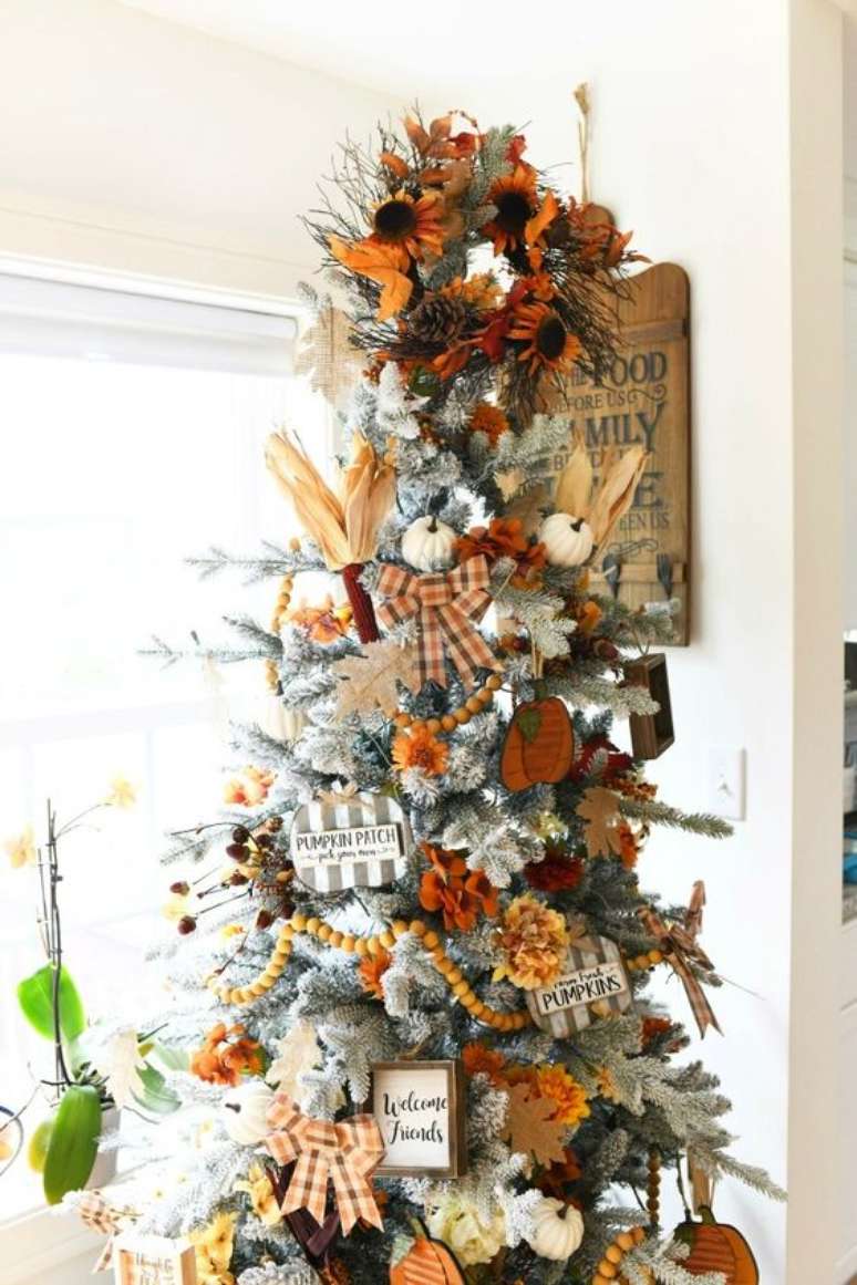 69. Árvore de natal criativa decorada com laços variados – Foto Savvy Saving Couple