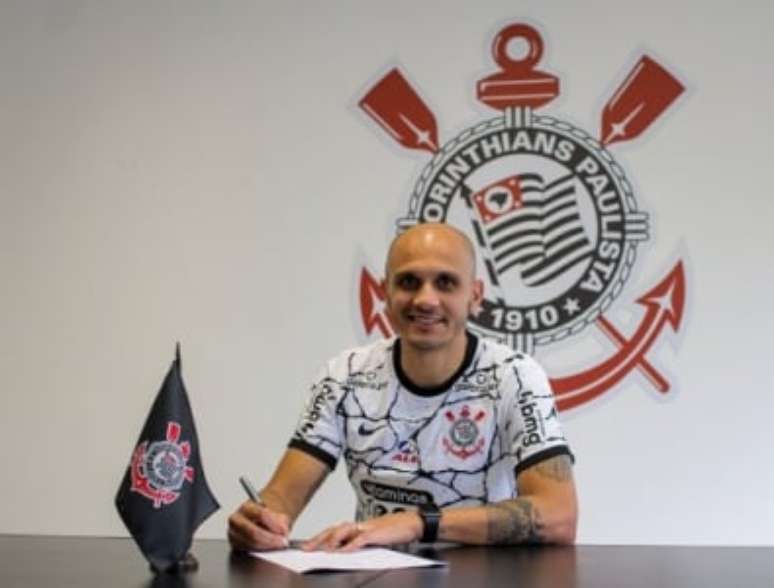 Fábio Santos assinou em setembro (Foto: Felipe Szpak/Ag. Corinthians)