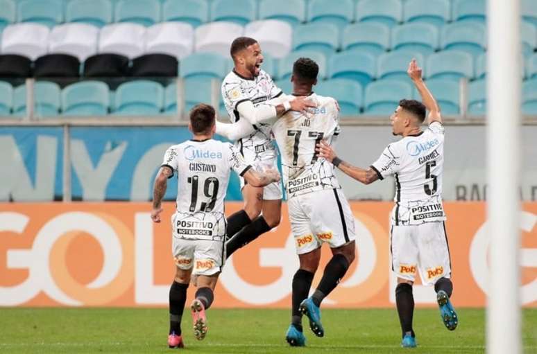 Jô é abraçado após marcar o gol da última vitória fora de casa do Corinthians (Foto: Rodrigo Coca/Ag. Corinthians)