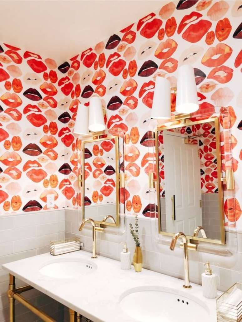 66. Papel de parede coral e vermelho para banheiro retr&ocirc; moderno &ndash; Foto Decoholic