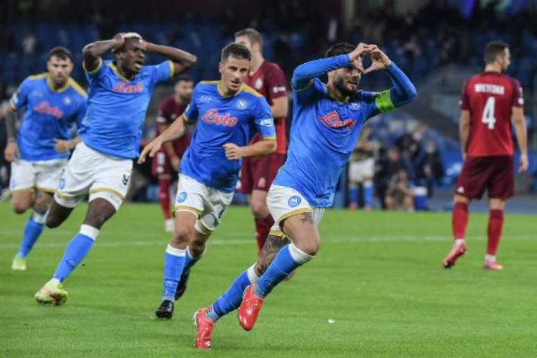 Napoli vive ótimo momento na temporada e busca mais uma vitória no Calcio (Foto: TIZIANA FABI / AFP)