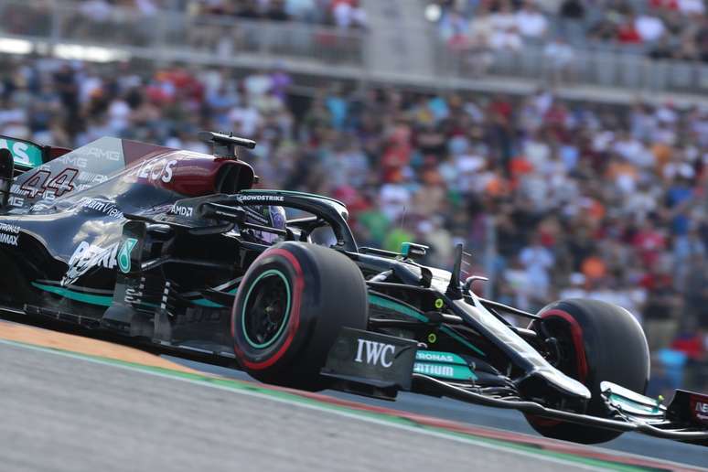 Lewis Hamilton abre o fim de semana com a chance de vitória 