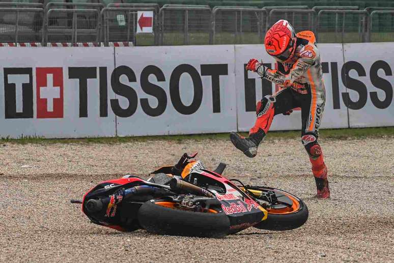 Marc Márquez caiu nos minutos da classificação para o GP da Emília-Romanha 