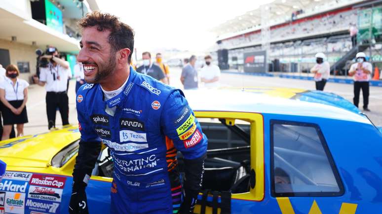 Daniel Ricciardo sorri depois de realizar o sonho de pilotar o carro do ídolo Dale Earnhardt 