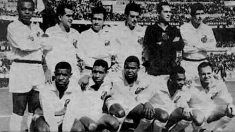 Lima (em pé, o primeiro à esquerda) com o time do Santos campeão da Libertadores em 1963 (FOTO: Reprodução)