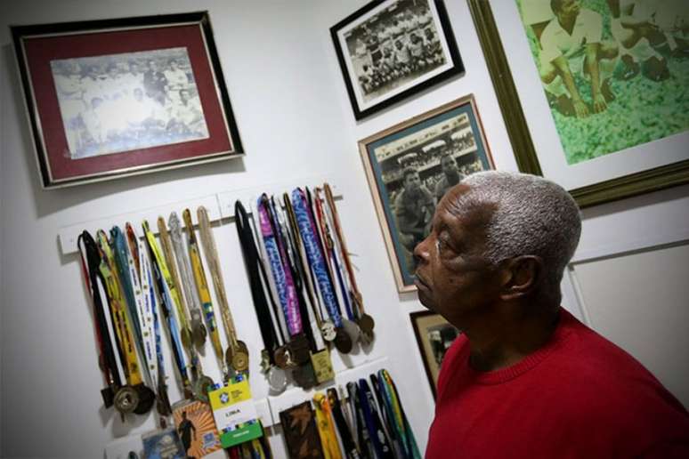 Lima entre lembranças de sua carreira como jogador (Foto: Guilherme Dionizio / LancePress!)