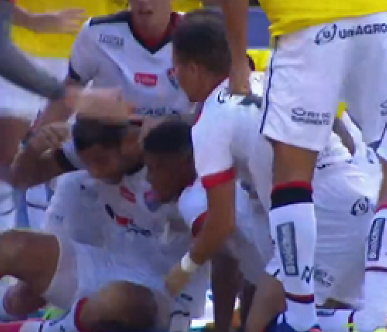Jogadores do Vitória comemoram um dos gols da equipe na vitória sobre o clube gaúcho (Foto: Reprodução/SporTV)