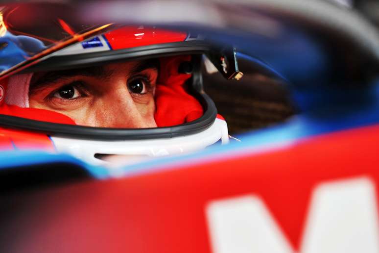 Esteban Ocon ficou fora do top-10 na sexta-feira 