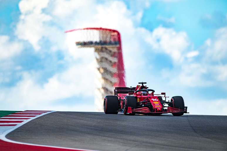 Charles Leclerc desfila seu Ferrari durante a classificação para o GP dos EUA