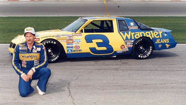 Dale Earnhardt com seu icônico carro número 3