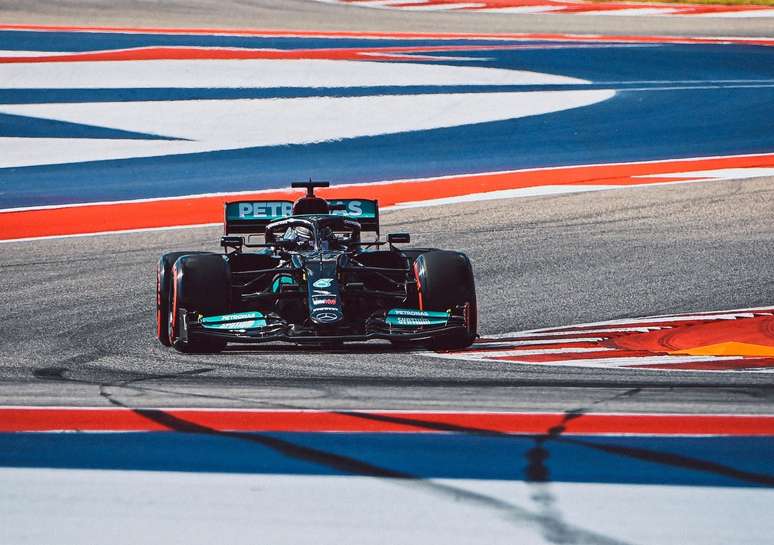 Lewis Hamilton conduz seu W12 pelo Circuito das Américas