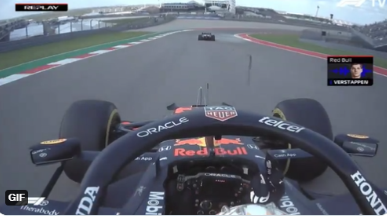 Verstappen mostra o dedo a Hamilton