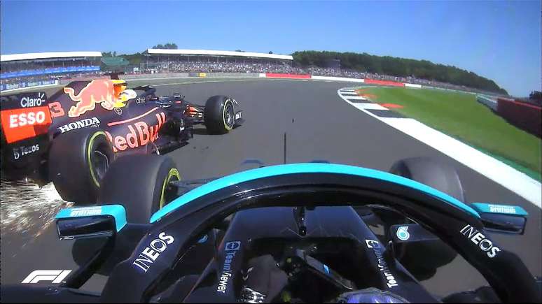 O momento do choque entre Hamilton e Verstappen em Silverstone