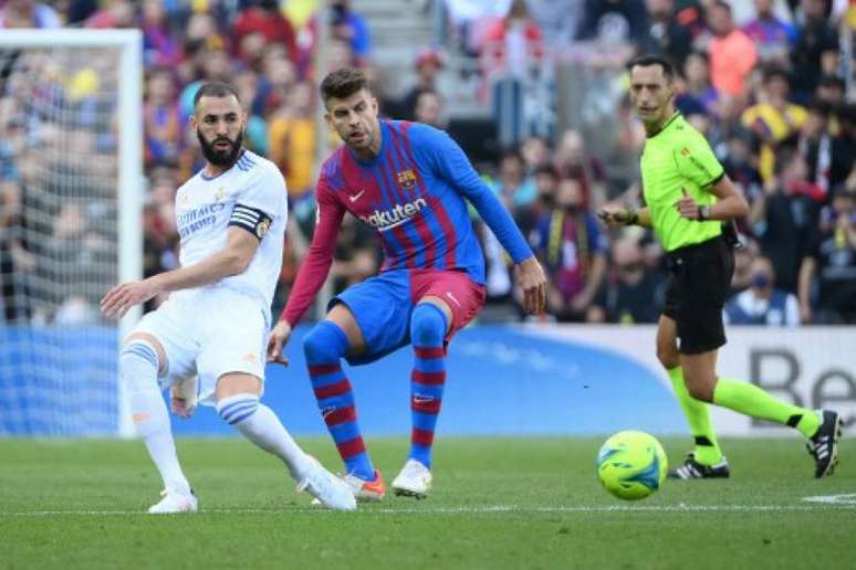 Ronald Koeman enxergou confronto equilibrado no clássico espanhol (Foto: LLUIS GENE / AFP)