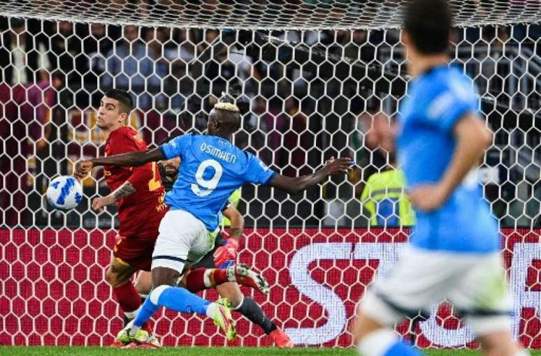 Osimhem parou duas vezes na trave e placar entre Roma e Napoli não se movimentou (VINCENZO PINTO / AFP)