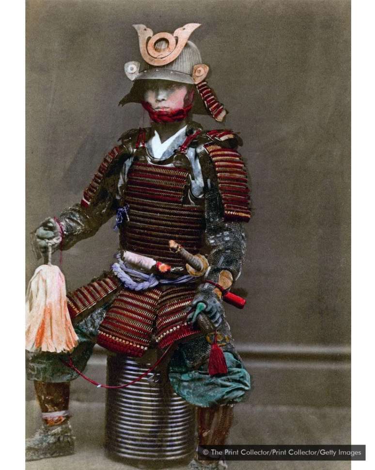 Imagem de um samurai em sua armadura em 1882