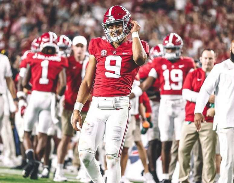 Bryce Young comandou vitória dos Crimson Tide em clássico contra os Volunteers (Reprodução / Alabama / Twitter)