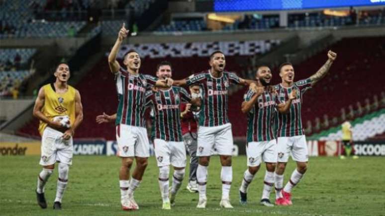 Jogadores foram cantar com a torcida (Foto: Lucas Merçon / Fluminense FC)