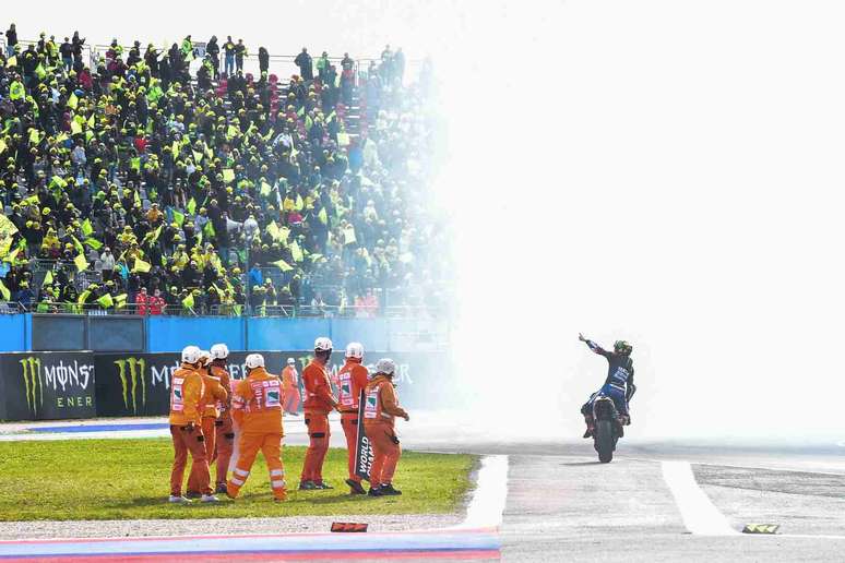 Fabio Quartararo comemorou com a torcida após o título da MotoGP 