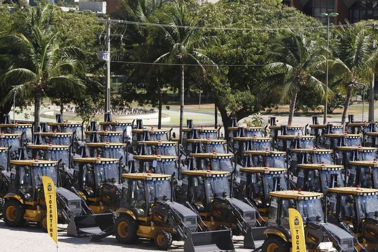 Entrega de máquinas tipo retroescavadeiras e pás-carregadeiras para municípios do Tocantins