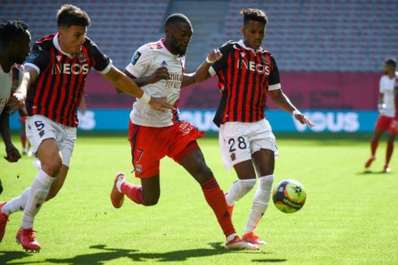 Duelo entre Nice e Lyon garantiu emoção até o último minuto (CLEMENT MAHOUDEAU / AFP)