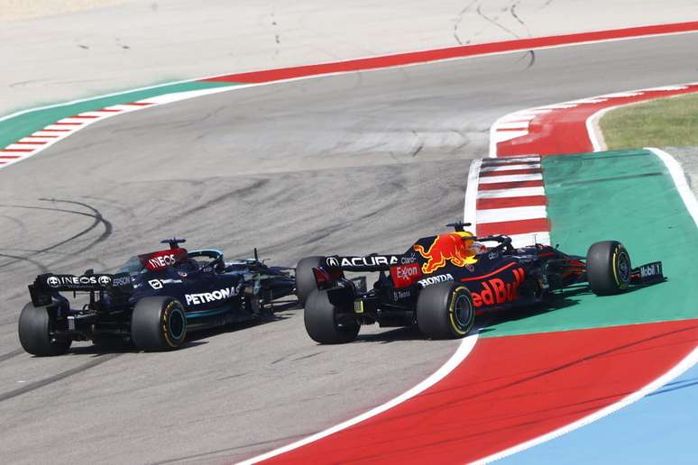 Hamilton e Verstappen dividem a curva 1 após largada
