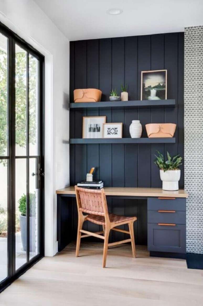 25. Home office pequeno decorado com parede de lambri de madeira preto &ndash; Foto: Casa Tres Chic