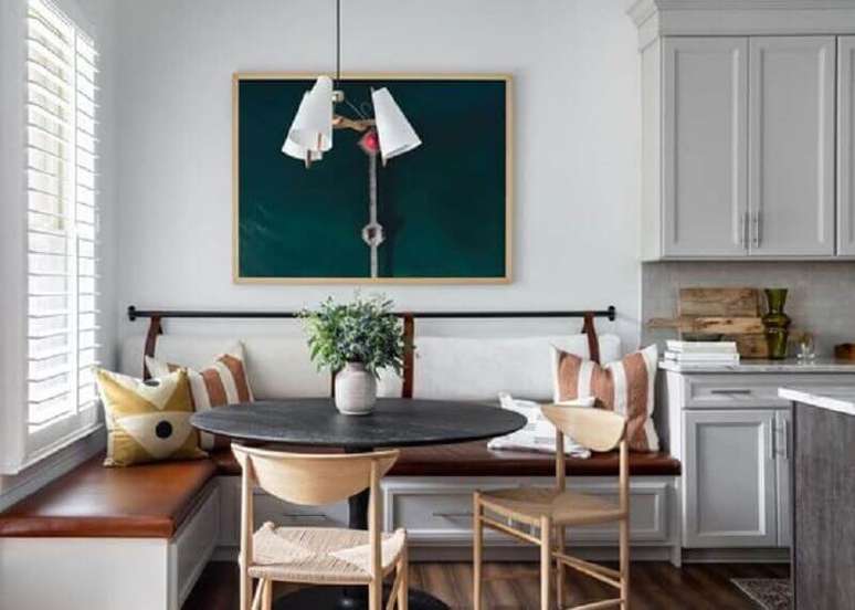4. Canto alemão para decoração de sala de jantar pequena integrada com a cozinha – Foto: Apartment Therapy