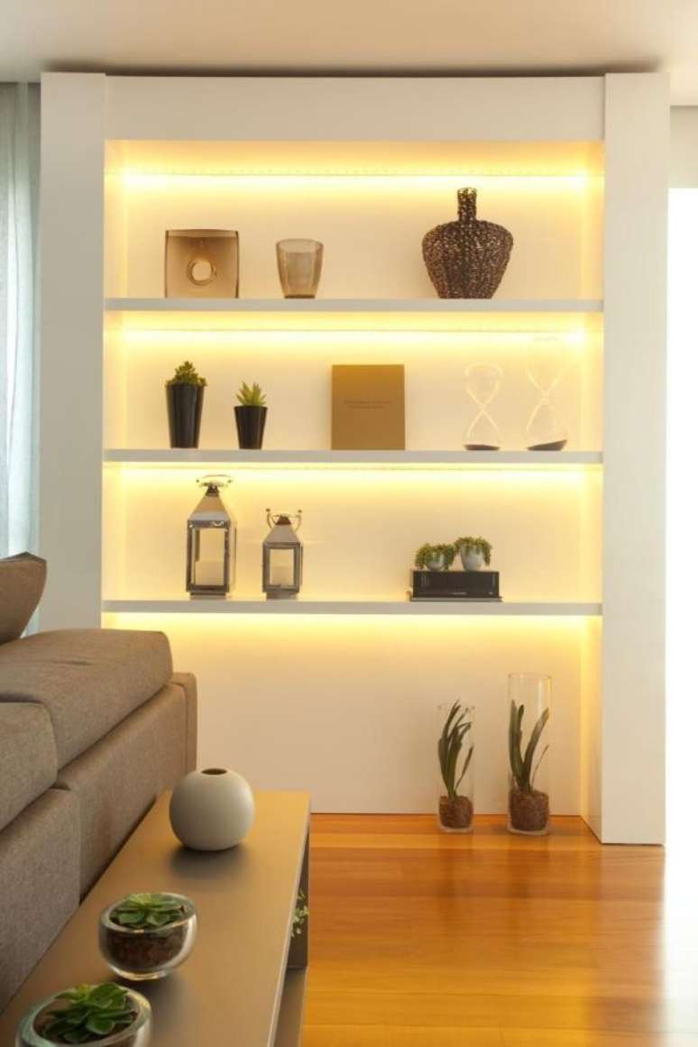 22. Sala sem tV decorada com estante de led – Foto Liliana Zenaro