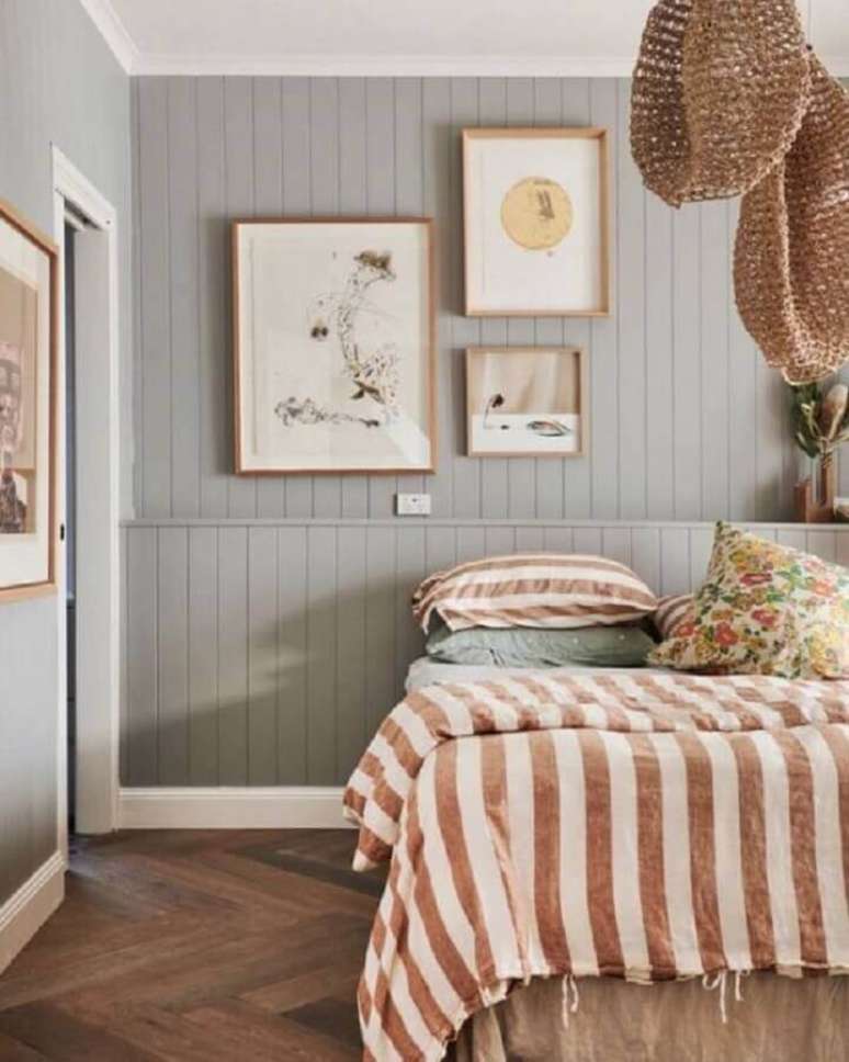22. Decoração simples para quarto cinza com lambri de madeira parede – Foto: Apartment Therapy