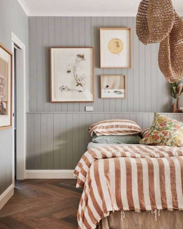22. Decora&ccedil;&atilde;o simples para quarto cinza com lambri de madeira parede &ndash; Foto: Apartment Therapy