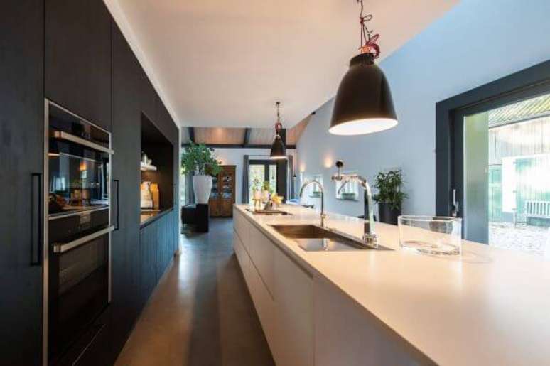 60. Cozinha luxuosa com bancada de quartzo branco cuba de inox e armários pretos planejados -Foto ID architectuur Homify