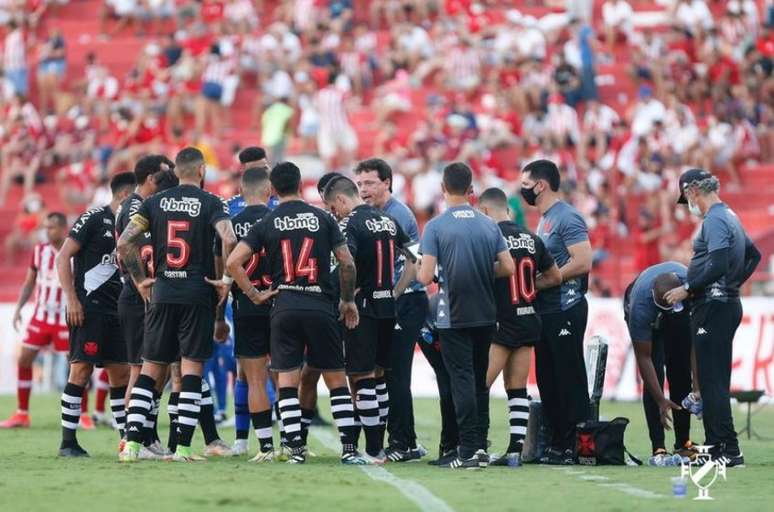 Defesa do Vasco toma novamente gols em jogadas aéreas e empata com o Náutico, no Aflitos (Rafael Ribeiro/Vasco)