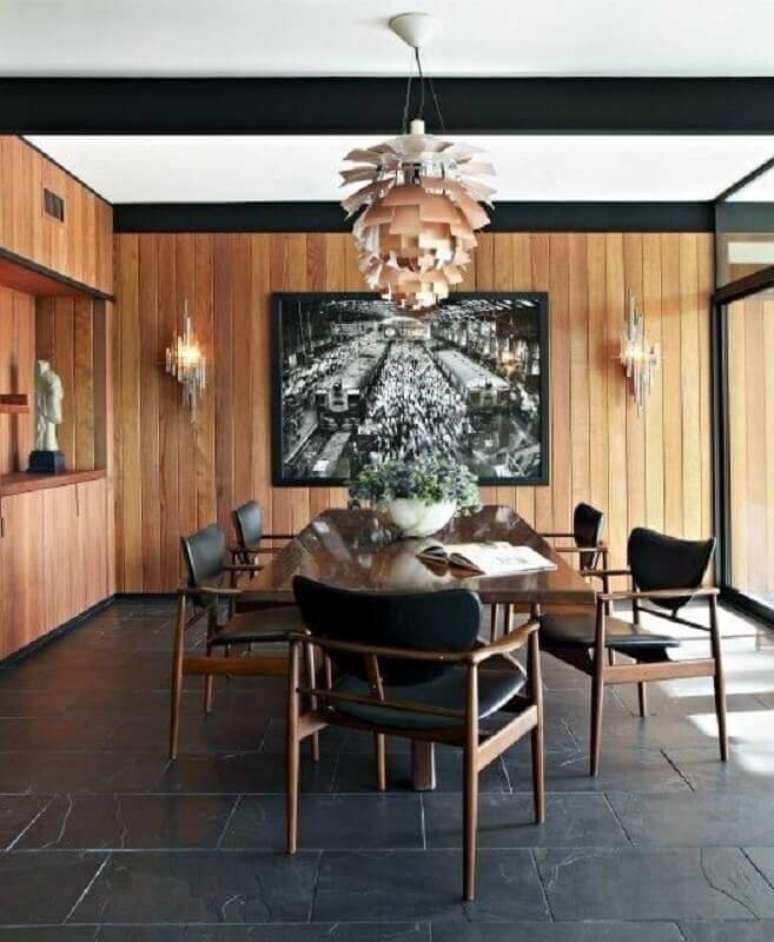 33. Lambri de madeira para parede de sala de jantar decorada com lustre moderno – Foto: Remodelista