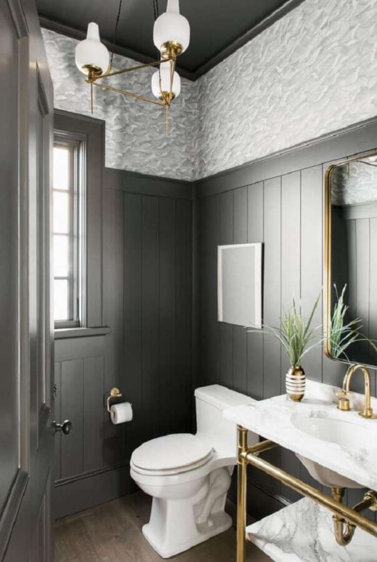 10. Banheiro pequeno decorado com parede de lambri de madeira pintado de cinza – Foto: Better Homes and Gardens