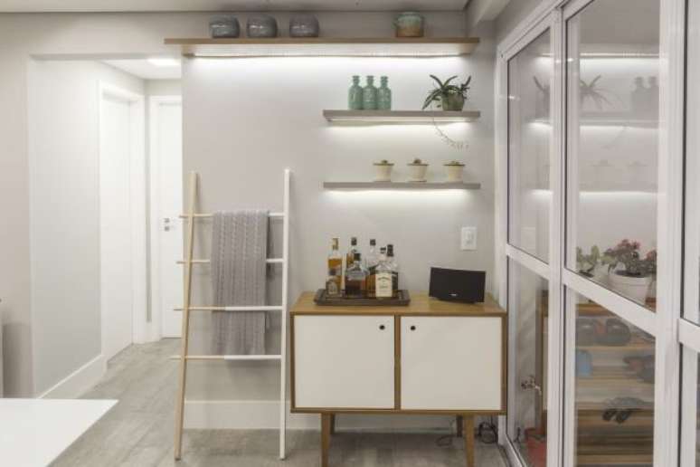 26. Sala sem tv decorada prateleira com led acima do mini bar – Foto Red Square Arquitetura