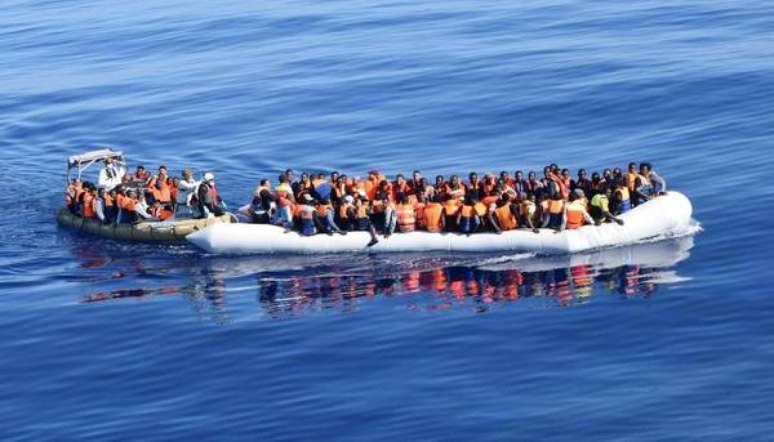 Migrantes resgatados no Mediterrâneo, em foto de arquivo