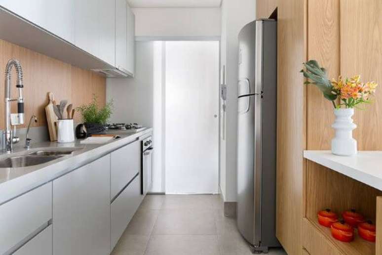 64. Cozinha pequena e planejada com bancada de quartzo cinza e cuba de inox dupla – Foto Doob Arquitetura